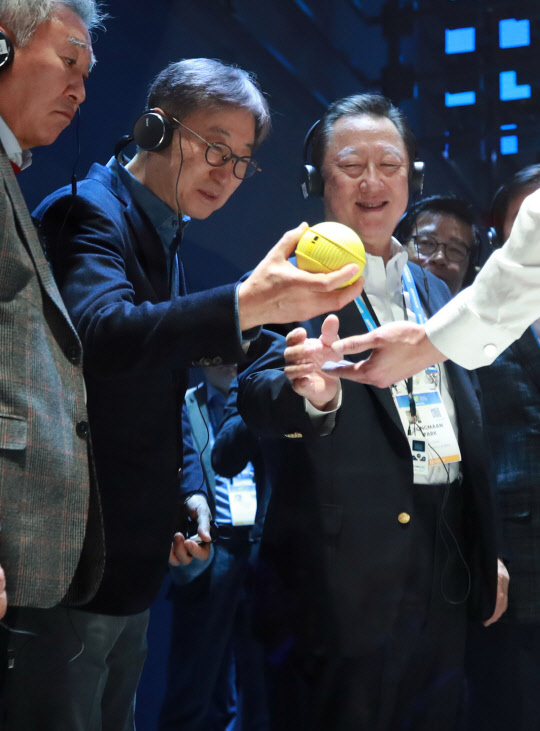 세계 최대 가전·정보기술(IT) 전시회 'CES(소비자가전쇼) 2020'가 열린 8일(현지시간) 미국 네바다주 라스베이거스 컨벤션센터 삼성전자 부스에서 박용만 대한상공회의소 회장(오른쪽)과 윤부근 삼성전자 부회장이 이번 행사에서 처음 공개한 지능형 컴패니언 로봇 '볼리'를 살피고 있다. <연합뉴스>